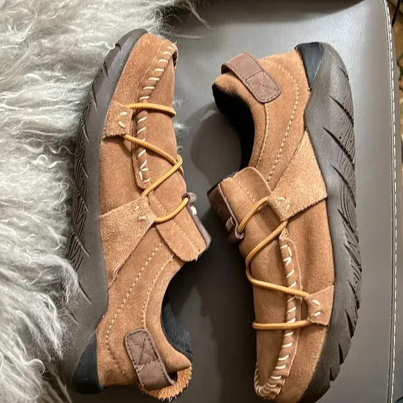 NWOB $150 MANITOBAH MEN'S MAKWA SLIP-ON BUNGEE LOOP SHOES - OAK