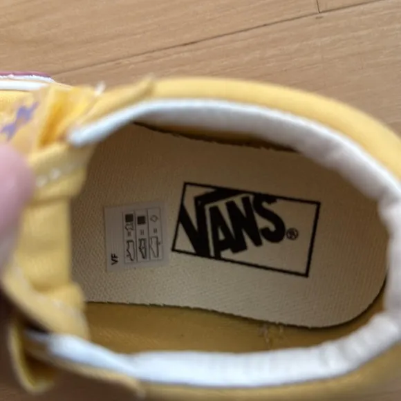 NWOT TODDLER OLD SKOOL V SHOES BANANA YELLOW FLORAL APPLIQUÉS LOW TOP SIZE 10.5