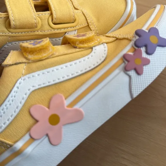 NWOT TODDLER OLD SKOOL V SHOES BANANA YELLOW FLORAL APPLIQUÉS LOW TOP SIZE 10.5