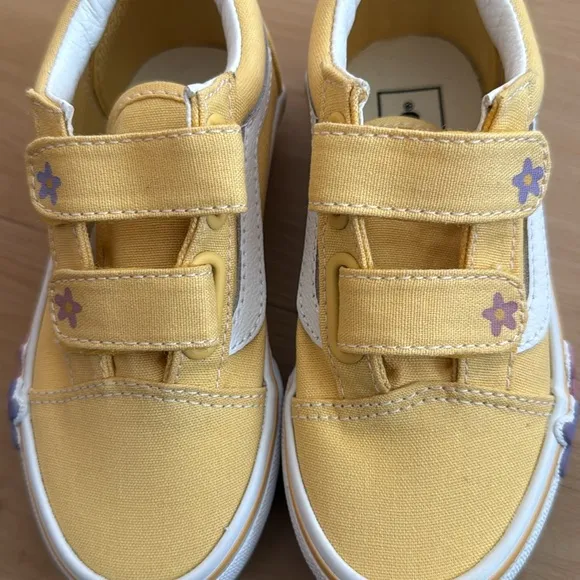 NWOT TODDLER OLD SKOOL V SHOES BANANA YELLOW FLORAL APPLIQUÉS LOW TOP SIZE 10.5