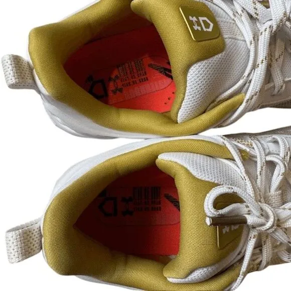 NWOT Under Armour Womens Glyde MT Softball Cleats White Metallic Gold Size 9
