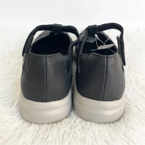 NWT 10 croft and barrow gray and black comfortable lightweight walking shoes