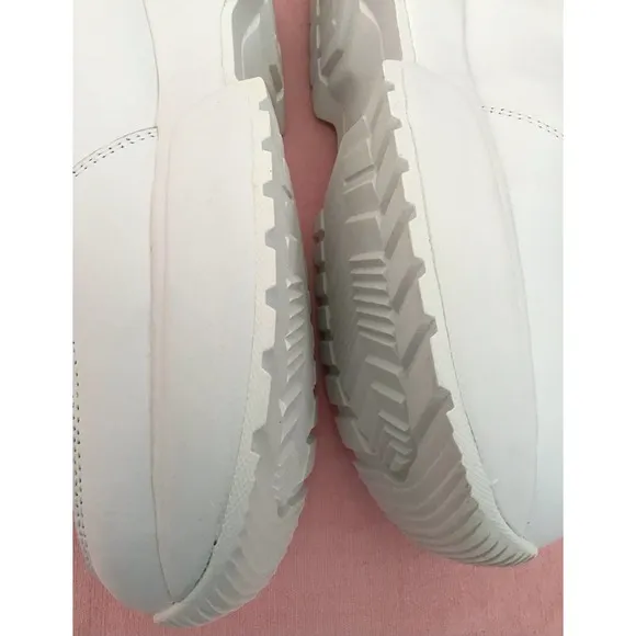 NWT Concept by Skechers to top it off white silver athletic shoes size 8