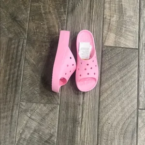 NWT CROCS Pink 1.5”Platform Shoes with vented top Accents