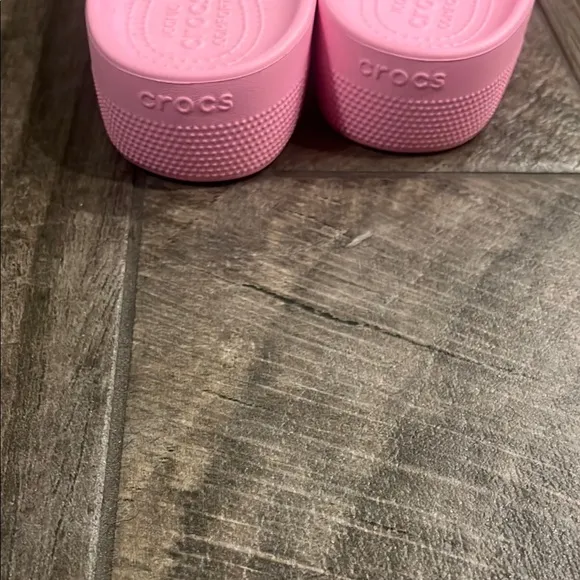 NWT CROCS Pink 1.5”Platform Shoes with vented top Accents