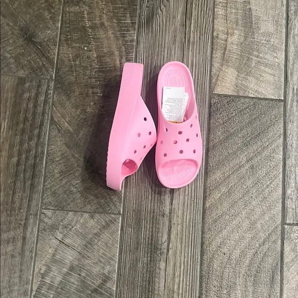 NWT CROCS Pink 1.5”Platform Shoes with vented top Accents