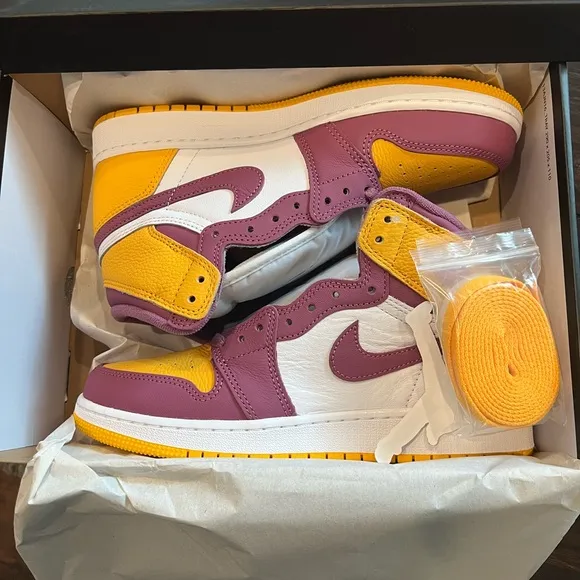 NWT Nike Air Jordan 1 Retro High OG Brotherhood youth size 6.