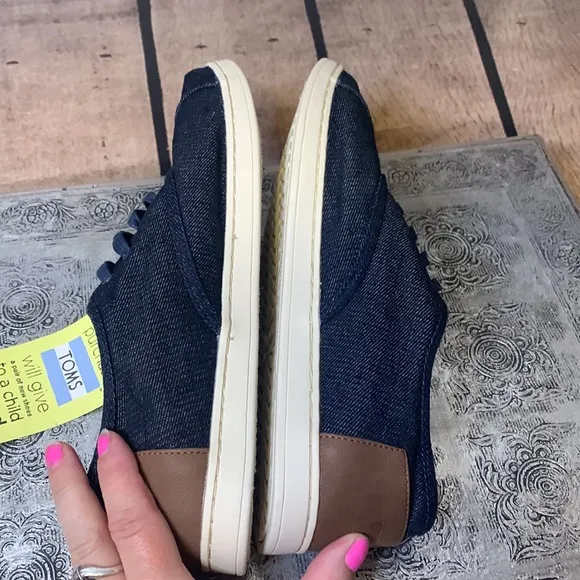 NWT Toms Blue &amp; Tan Tie Up Low Top Shoes Size 9