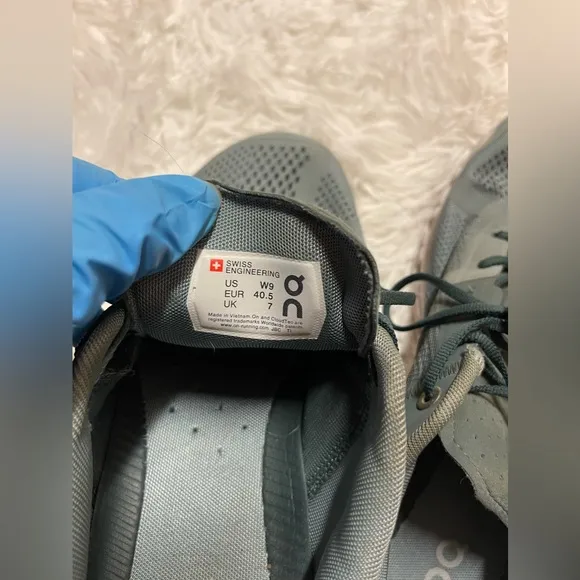 ON CLOUD HELION SWISS ENGINEERED RUNNING SHOES