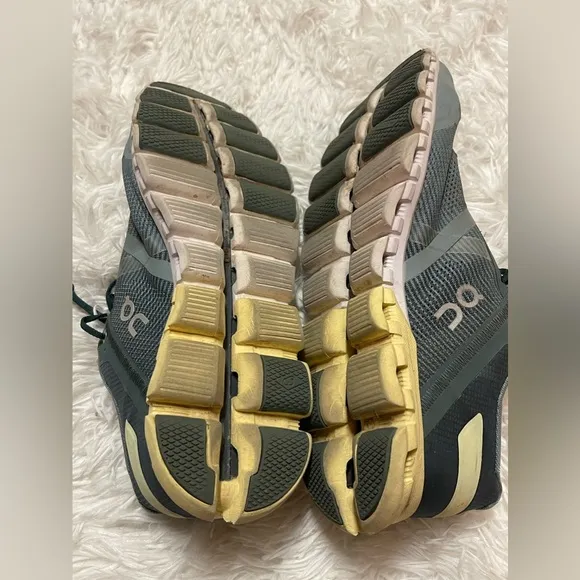 ON CLOUD HELION SWISS ENGINEERED RUNNING SHOES