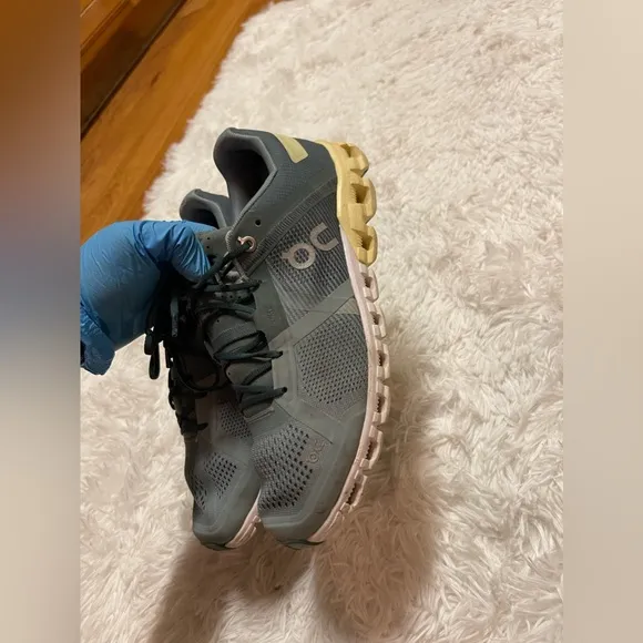 ON CLOUD HELION SWISS ENGINEERED RUNNING SHOES