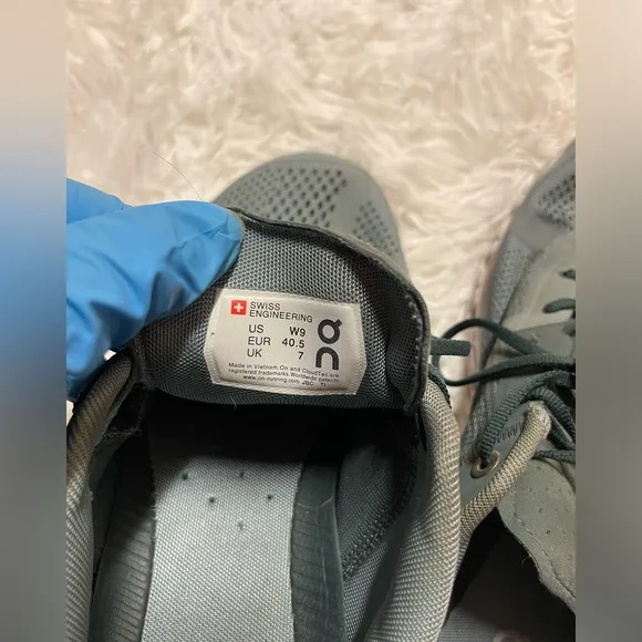 ON CLOUD HELION SWISS ENGINEERED RUNNING SHOES