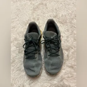 ON CLOUD HELION SWISS ENGINEERED RUNNING SHOES