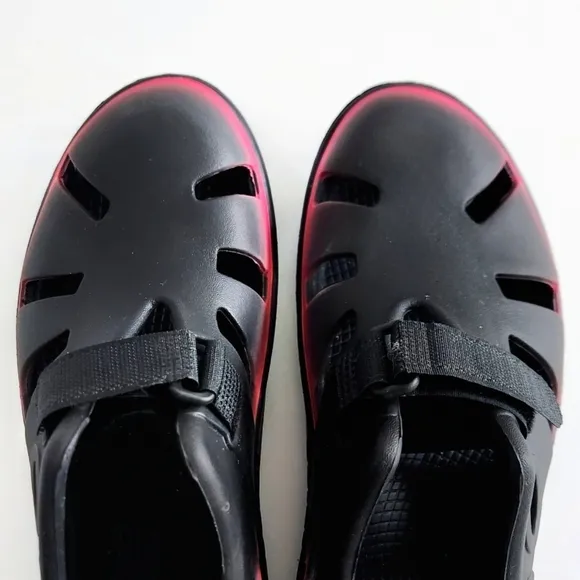 OOFOS Oocandoo Waterproof Open Shoes, Black &amp; Pink, Unisex W8/M6