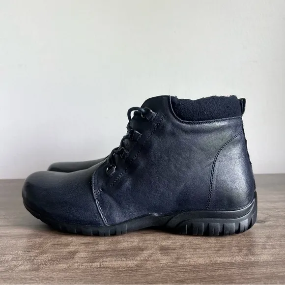 Propet Delaney Women's Navy Leather WP Ankle Boot Size 9.5 Narrow (AA) SKU#24786