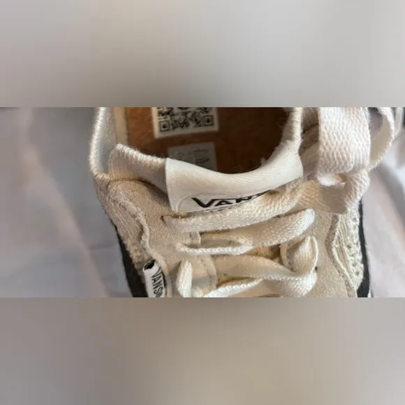 Rare Find VANS VR3 Flyknit Shoes. Size 7 Men’s, 8.5 Women’s.