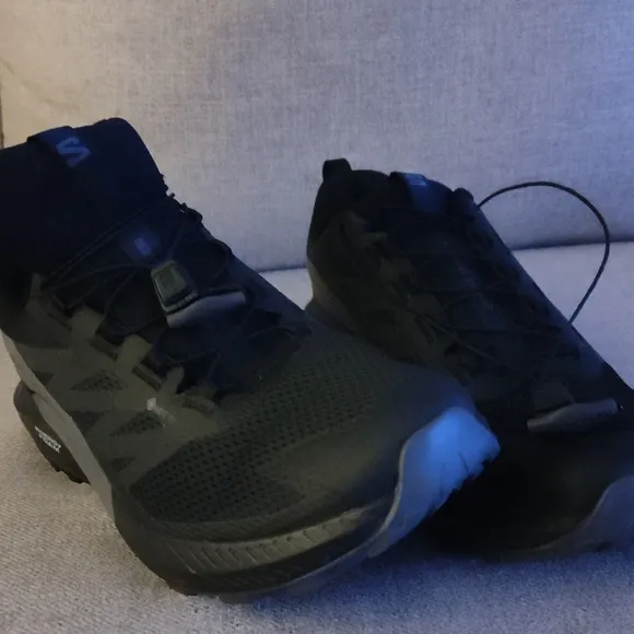 Salomon Black Athletic Shoes Sleek Design Comfort