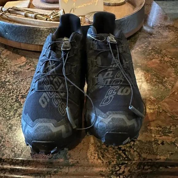 SALOMON men’s Black SPEEDCROSS 6 Running Shoes