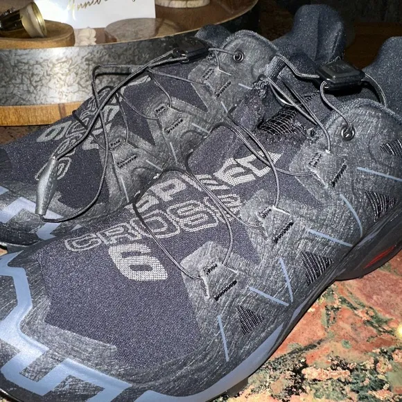 SALOMON men’s Black SPEEDCROSS 6 Running Shoes
