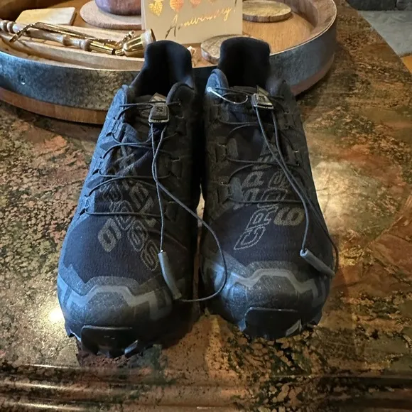 SALOMON men’s Black SPEEDCROSS 6 Running Shoes