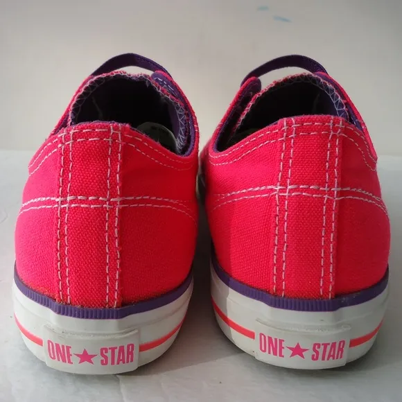 SIZE 5 Junior. Converse One Star low  top sneakers shoes.