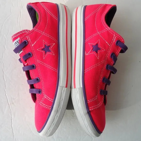SIZE 5 Junior. Converse One Star low  top sneakers shoes.