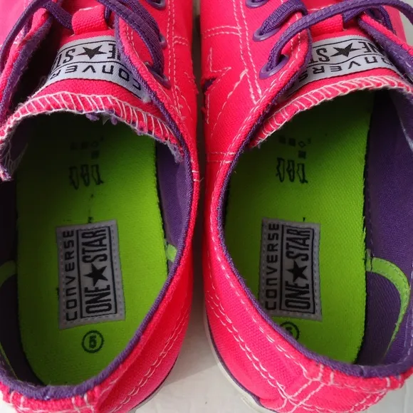 SIZE 5 Junior. Converse One Star low  top sneakers shoes.