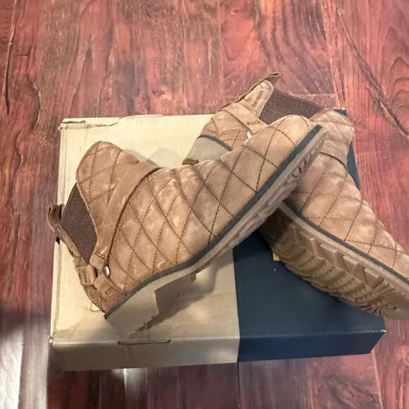 Teva  Chelsea waterproof lightweight leather pull-on boot size 6 and 6,5 new