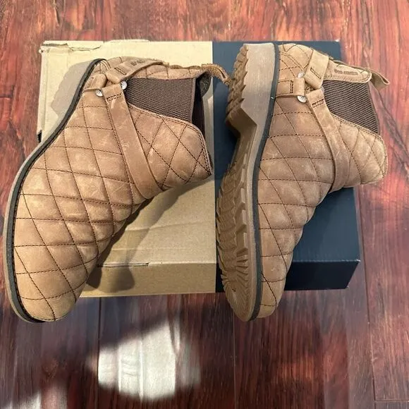 Teva  Chelsea waterproof lightweight leather pull-on boot size 6 and 6,5 new