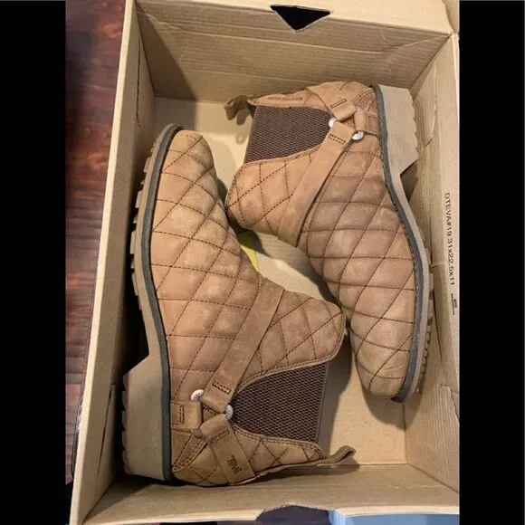 Teva  Chelsea waterproof lightweight leather pull-on boot size 6 and 6,5 new