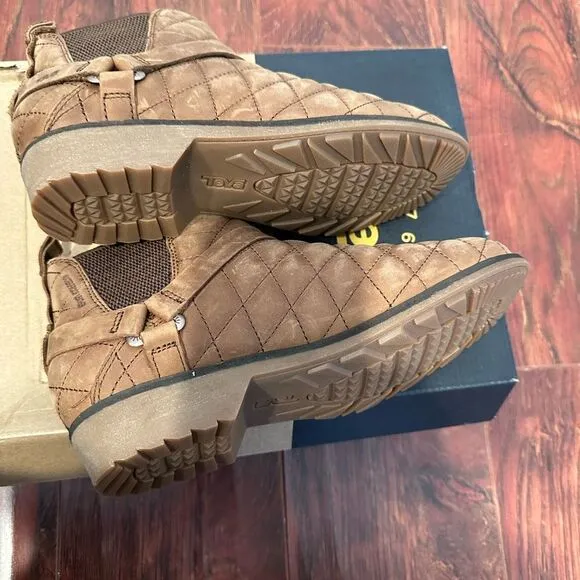 Teva  Chelsea waterproof lightweight leather pull-on boot size 6 and 6,5 new