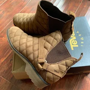Teva  Chelsea waterproof lightweight leather pull-on boot size 6 and 6,5 new