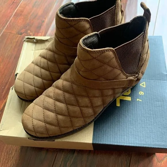 Teva  Chelsea waterproof lightweight leather pull-on boot size 6 and 6,5 new