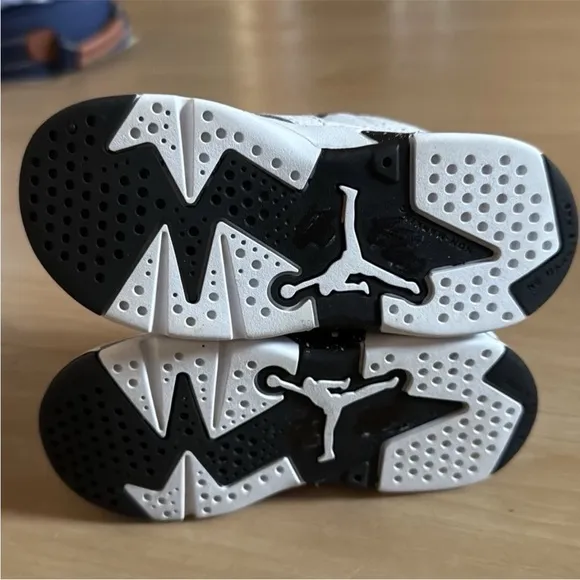 TODDLER BOYS JORDAN BRAND WHITE AIR JORDAN 6 RETRO ATHLETIC SNEAKERS  SIZE 7C