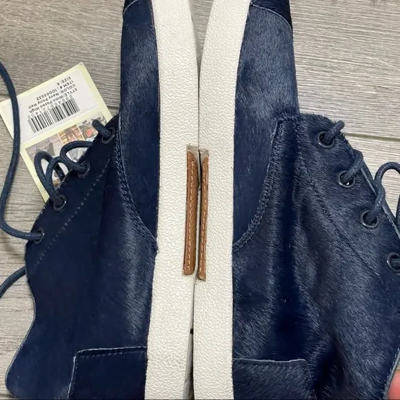 Toms calf hair leather high top shoes womens size 6 Navy Blue NEW.
