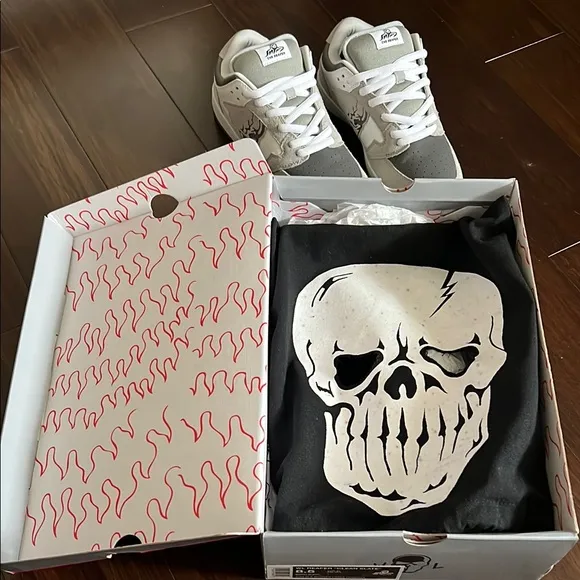 Warren Lotas Reaper Clean Slate Low-Top Sneakers and T shirt