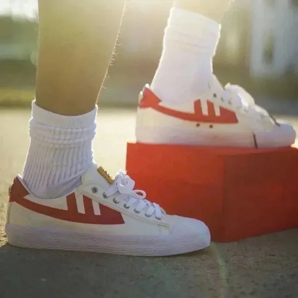 When Smoke Clears Mens White Red Size 7