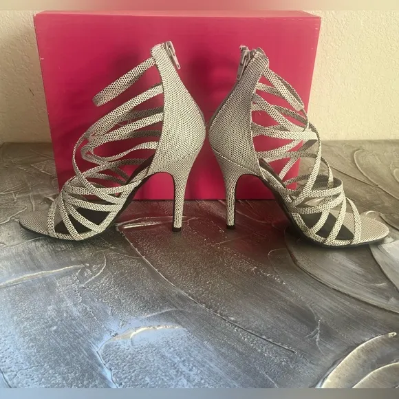 White And Gray 4&quot; Strappy Open Toe Heels Size 6.5~ By &quot;Shoedazzle&quot;~ New W/ Box‎