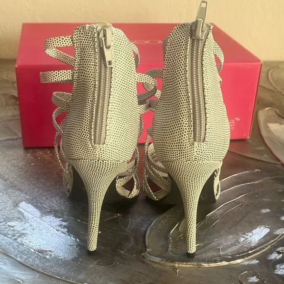 White And Gray 4&quot; Strappy Open Toe Heels Size 6.5~ By &quot;Shoedazzle&quot;~ New W/ Box‎