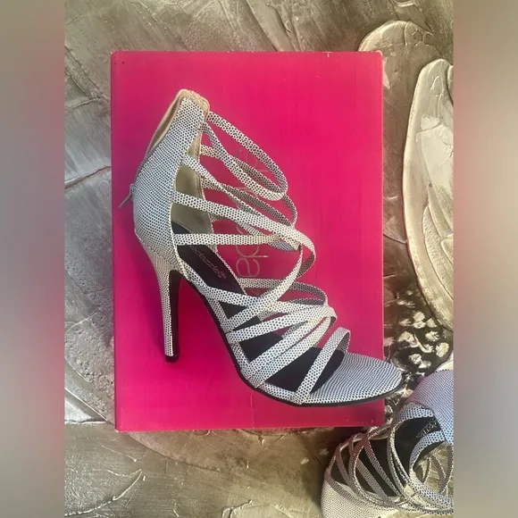 White And Gray 4&quot; Strappy Open Toe Heels Size 6.5~ By &quot;Shoedazzle&quot;~ New W/ Box‎