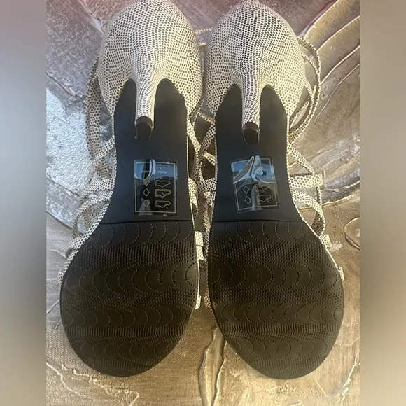 White And Gray 4&quot; Strappy Open Toe Heels Size 6.5~ By &quot;Shoedazzle&quot;~ New W/ Box‎