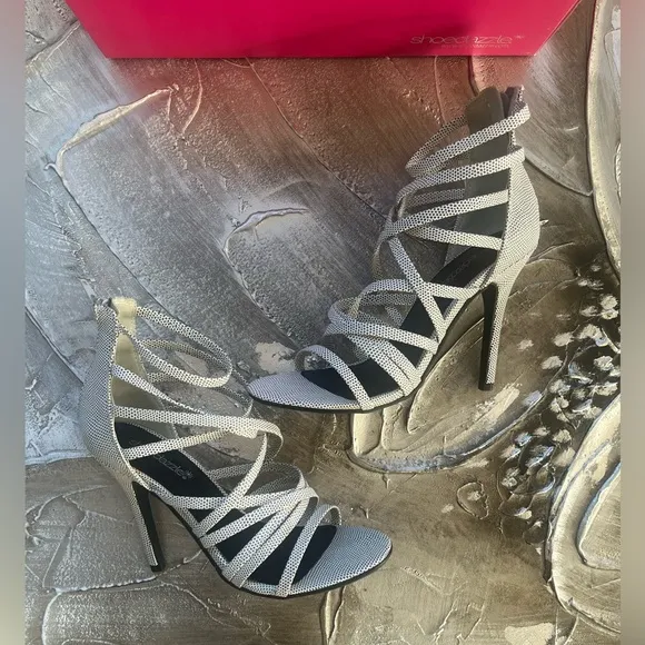 White And Gray 4&quot; Strappy Open Toe Heels Size 6.5~ By &quot;Shoedazzle&quot;~ New W/ Box‎