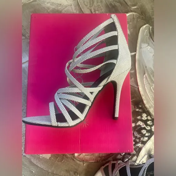 White And Gray 4&quot; Strappy Open Toe Heels Size 6.5~ By &quot;Shoedazzle&quot;~ New W/ Box‎