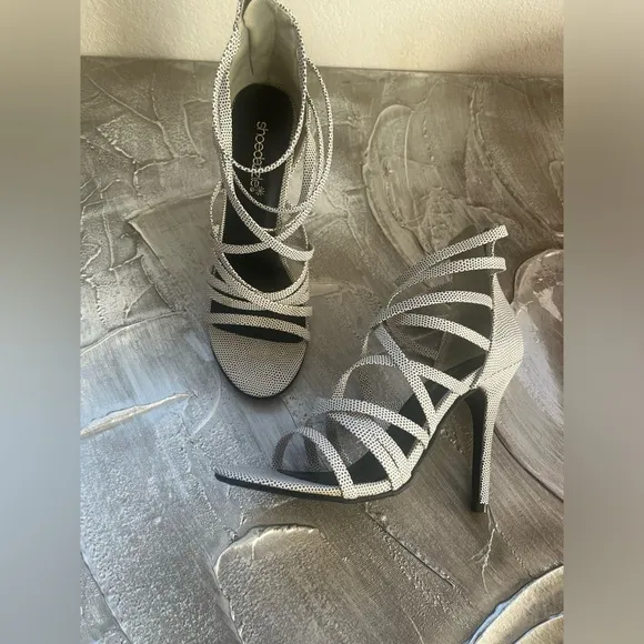 White And Gray 4&quot; Strappy Open Toe Heels Size 6.5~ By &quot;Shoedazzle&quot;~ New W/ Box‎