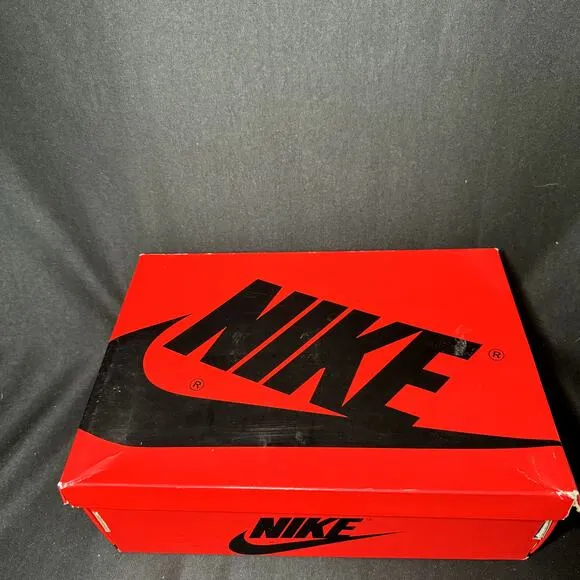 Wmns Nike Air Jordan 1 High OG NC to Chi - Size 9 - Women's Trending Shoes
