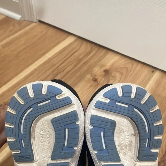 Women’s Brooks Adrenaline GTS 22