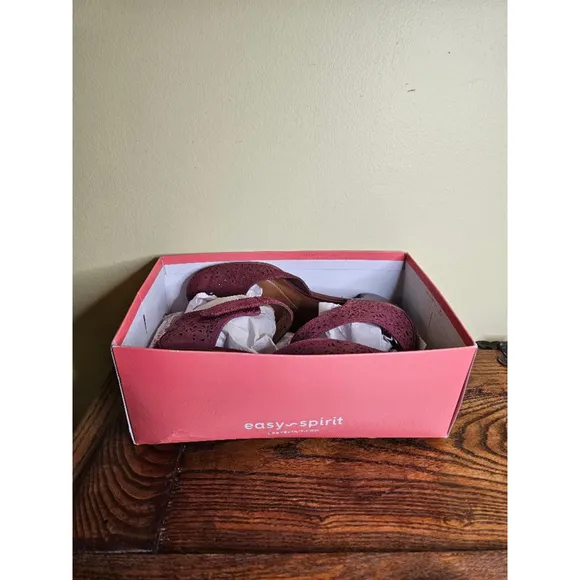 Women's Easy Spirit CINDIE Size 9.5 Red NU