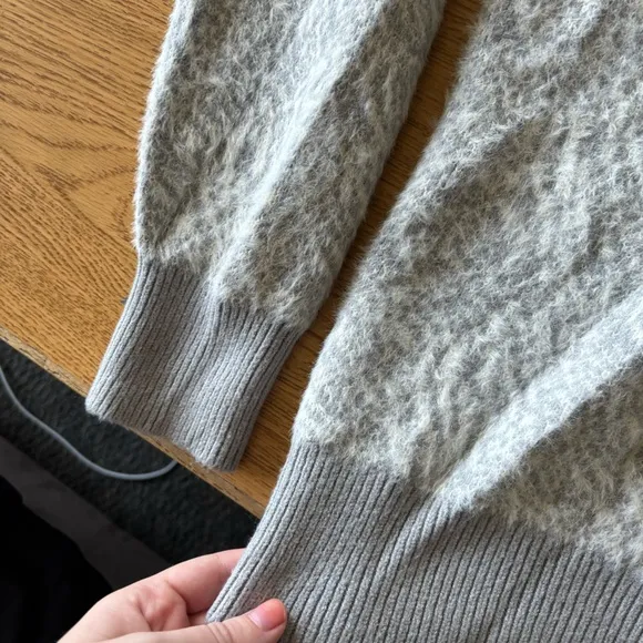 Women's Halogen Fuzzy Grey V-Neck Patterned Sweater