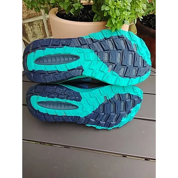 Women's New Balance Dynasoft Gor-TexTrail Running Shoes Size 9 Blue Green