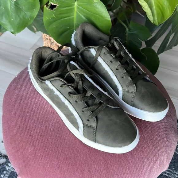 Women’s Olive Green Sneakers Lace Up Sherpa Heel Tab Size 8.5 M New!